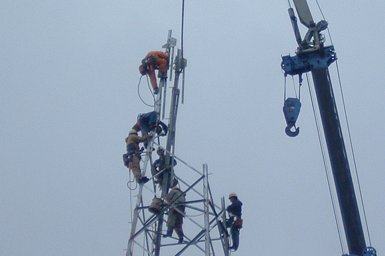 送電鉄塔組み立てと架線張替工事